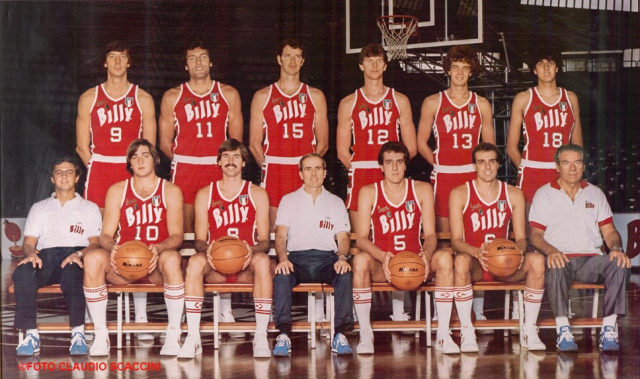 Formazione del Billy Olimpia Milano 1982-83: Vittorio Ferracini, Dino Meneghin, John Gianelli, Vittorio Gallinari, Marco Rossi, Paolo Del Buono; (seduti) Vice Franco Casalini, Roberto Premier, Mike D'Antoni, coach Dan Peterson, Dino Boselli, Franco Boselli e il masseur Angelo Cattaneo. (foto di Claudio Scaccini, per gentile concessione dell'autore)