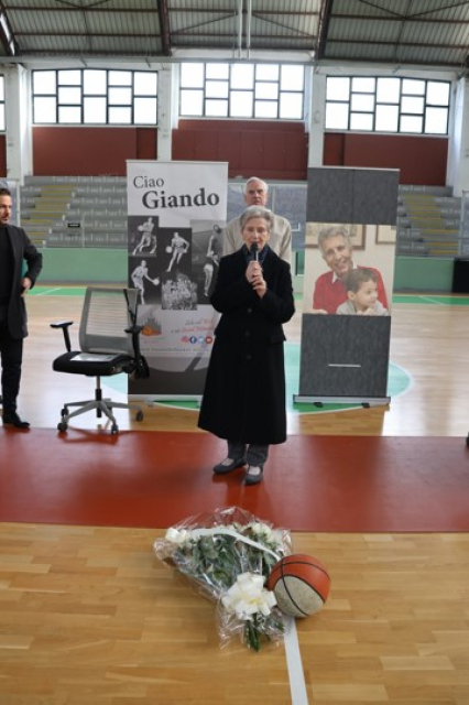 Graziella, moglie di Giandomenico Ongaro, ringrazia i presenti al Centro Schuster per il momento di ricordo del 19 novembre 2022 (foto Francesco Galli, per gentile concessione)