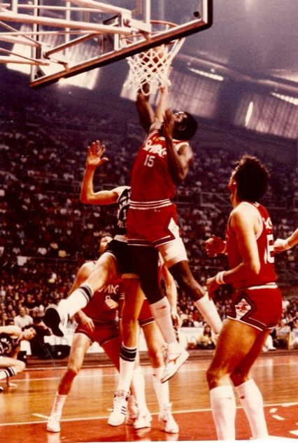 Antoine Carr a rimbalzo in Gara-3 della Finale Scudetto 1984 al Palazzone contro la Virtus Bologna (per gentile concessione di Toni Cappellari)