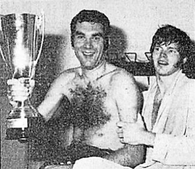 Massimo Masini solleva la Coppa delle Coppe 1971 negli spogliatoi del PalaLido in compagnia di Art Kenney (foto Corriere d'Informazione)