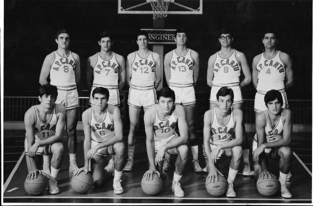 La formazione dell'A.P. Cantù del 1969. Da sinistra: Antonio Farina, Giancarlo Lazzari, Alberto De Simone,Ed Siudut, Fabrizio Della Fiori, Angelo Masocco: accosciati: Enzo Bertuol, Carlo Recalcati, Paolo Viola, Pierluigi Marzorati, D'Addezio.