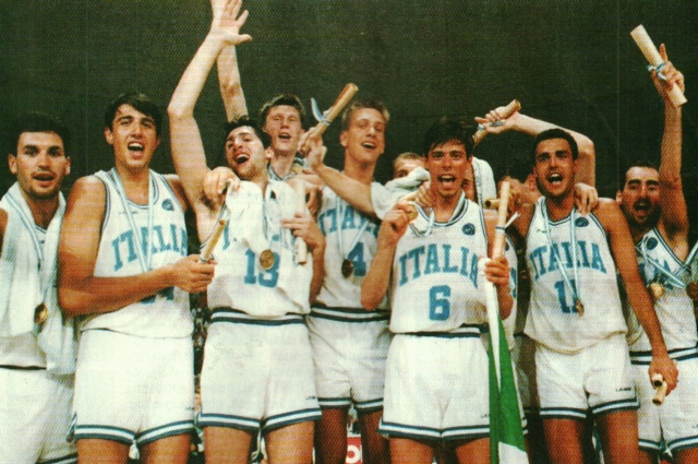 Ambrassa (primo a sinistra) festeggia con gli Azzurri della Nazionale Sperimentale la vittoria ai Giochi del Mediterraneo 1991. Con lui Flavio Portaluppi e altri futuri 'milanesi': Fucka, Niccolai, De Pol e Lupo Rossini (al momento Team Manager EA7)