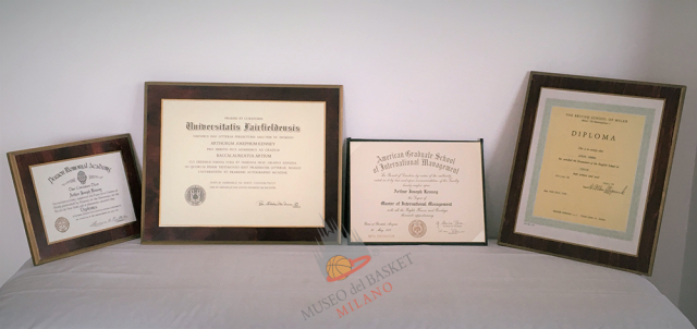 Art ci ha espressamente chiesto di pubblicare la foto dei suoi quattro diplomi (Power Memorial Academy 1964, Fairfield University 1968, The American Graduate 1977, The British School of Milan 1972) per ribadire ai nostri ragazzi, ai nostri giovani cestisti, l'importanza degli studi: allenarsi e studiare sono la base per costruirsi il successo nella vita. (foto Kenney, per gentile concessione del diretto interessato)