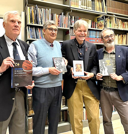 Giorgio Papetti, Giulio Massa, Art Kenney e Alessandro De Mori dopo aver inaugurato il locale della Biblioteca del Basket-Milano il 19 maggio 2023 (foto Ist.DeAmicis)
