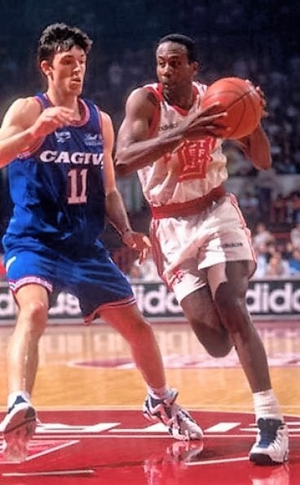 Blackman contro Andrea Meneghin al Forum di Milano nella stagione 1995/96