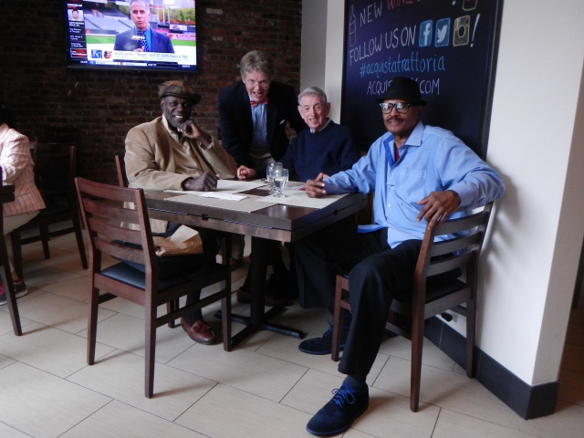 Art Crawford (Hall of Fame Fairfield University), Arturo Kenney, coach Lou Carnesecca (Naismith Memorial Hall of Fame) e Willie Hall (St. John’s Hall of Fame)