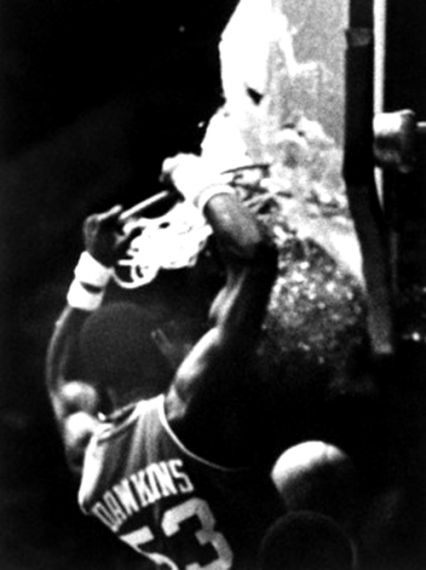 Darryl Dawkins mentre rompe un cristallo del tabellone in schiacciata