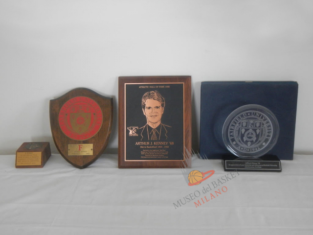 Anche il legame con la propria Alma Mater non si può sciogliere, specie se, come Art, si è nella 'Athletic Hall of Fame' della Fairfield University (la targa nera). La prima e la seconda targa da sinistra sono il ricordo della prima stagione di Art a Fairfield (1966) culminata con la nomina per la prima volta nella storia nella Top 20 universitaria della nazione secondo AP/UPI. (foto Kenney, per gentile concessione del diretto interessato)   