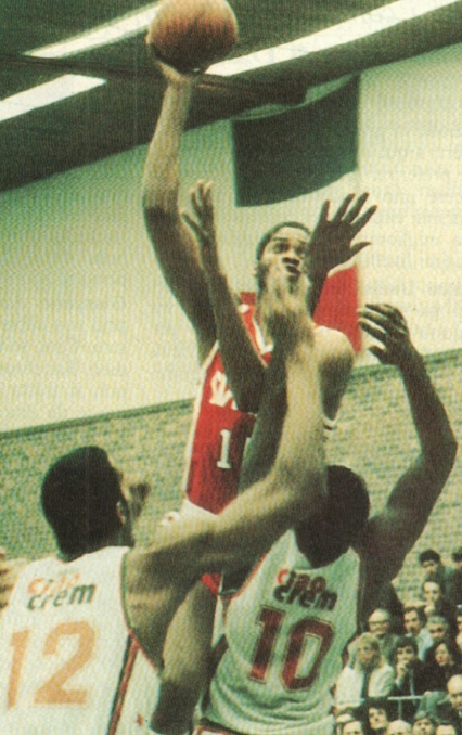 J.B. Carroll al tiro contro Thompson nella finale di Korac 85 a Bruxelles