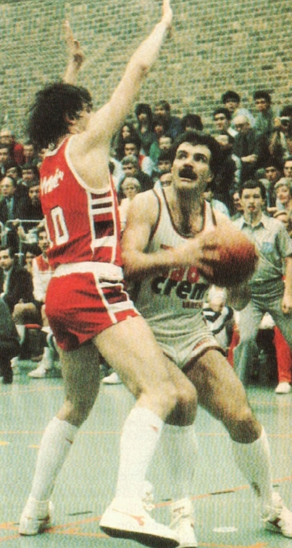 Finale Korac 85: Roberto Premier in difesa su Sacchetti (CiaoCrem)