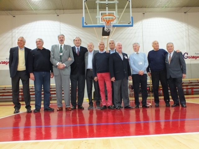 Foto del gruppo 'Ignis' alla Reunion di Basket Overtime del 2 maggio 2017; da sinistra: Zanatta, Flaborea, Lucarelli, Meneghin, Ossola, Rusconi, Polzot, gli arbitri Zambelli e Albanesi, e coach Gamba (foto Pecos per Basket Overtime)
