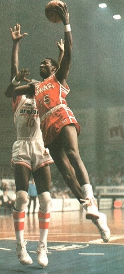 Cedric Henderson al tiro contro Dan Gay (Cantù)