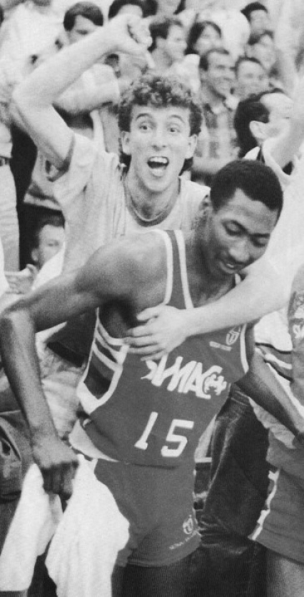 Cedric Henderson festeggia con un tifoso lo Scudetto 1986