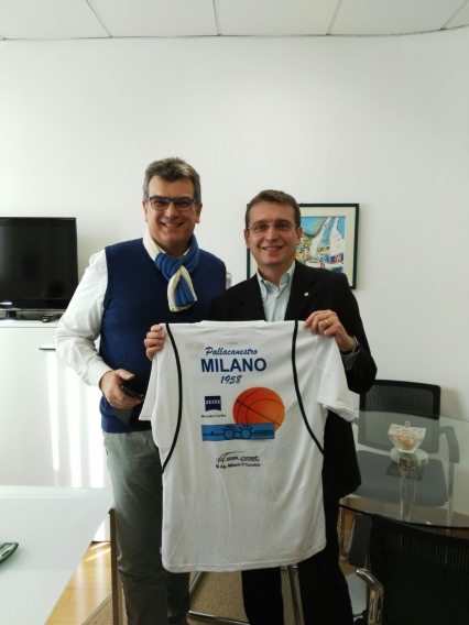 Stefano Bertani riceve in regalo la maglia della Pallacanestro Milano 1958 da parte di Marco Magnaghi, sponsor della società
