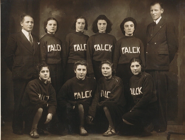 Ghirimoldi primo a sinistra in piedi allenatore della Falck