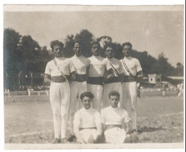 Ghirimoldi primo a sinistra in piedi nella Pro Italia negli anni ‘20