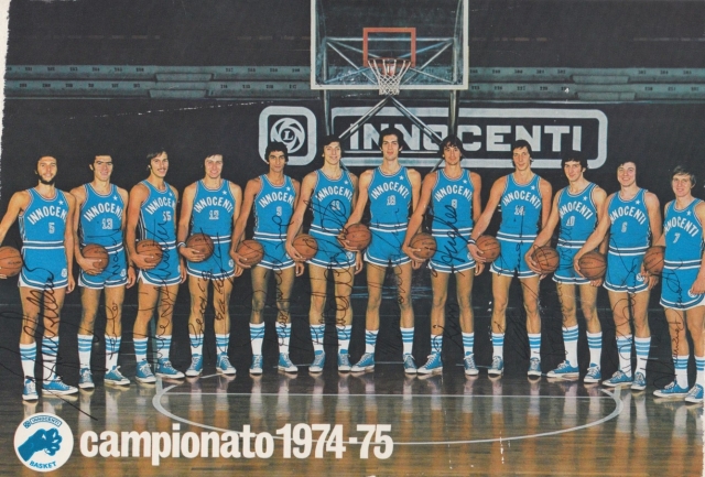 La formazione dell'Innocenti Milano, stagione 1974/75: (da sinistra) Giulio Iellini (cap), Paolo Bianchi, Mike Silvester, Sergio Borlenghi, Renzo Bariviera, Renzo Vecchiato, Marino Sabatini, Kim Hughes, Vittorio Ferracini, Ferruccio Rossetti, Pino Brumatti, Maurizio Benatti