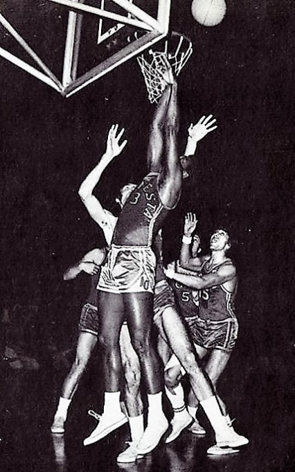 Joe Isaac a canestro contro l’Ignis al Palalido nella stagione 1968/69