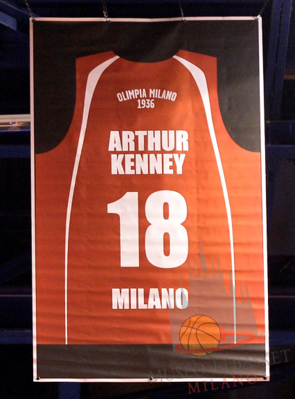 La Maglia nr 18 di Arturo Kenney entra nella storia dell'Olimpia Milano: è la prima maglia ritirata e campeggia al Forum di Assago dal 6 maggio 2013. (foto Kenney, per gentile concessione del diretto interessato)