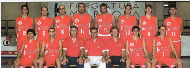 Massimo Sorrentino (il secondo da sx nella fila in basso) in maglia Legnano Basket nella stagione 2006/07. Con il nr. 11 anche il compianto Lorenzo Alberti. (per gentile concessione della società Legnano Basket)