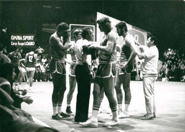 Torneo di Loano del 1972. La prima squadra nazionale di Lega: si riconoscono Don Holcomb, Giorgio Papetti, Sandro Gamba, Art Kenney, Bob Lienhard e Angelo Cattaneo