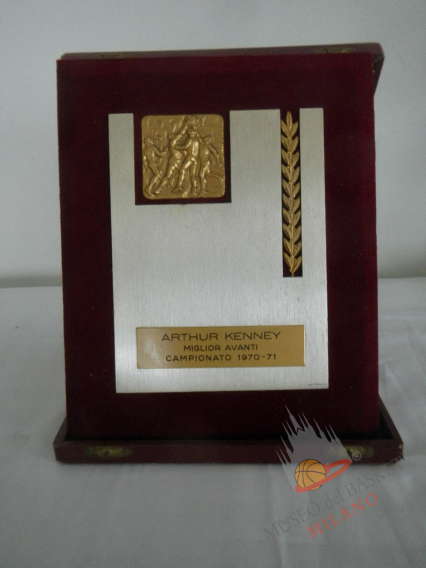 Ruolo indefinito o antica terminologia? Una cosa è indubbia: che Art abbia meritato un posto nel Quintetto Ideale del Campionato 1970/71 di Serie A, culminato con il primo dei tre spareggi consecutivi necessari per assegnare gli scudetti tra Ignis e Simmenthal. E quell'anno vinse Varese (foto Kenney, per gentile concessione del diretto interessato)