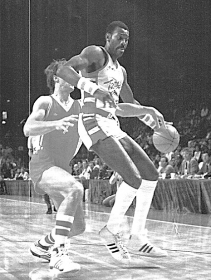 McDonald's Open 1987: McAdoo protegge il pallone dalla difesa di Sarunas Marciulonis della Nazionale URSS (foto Dario Colombo, per gentile concessione dell'autore)