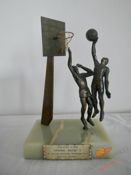 Trofeo GM Miglior Straniero del Campionato 1971/72 presentato al PalaLido prima dell'incontro Simmenthal vs Ignis nel 1973; nella stessa occasione fu consegnato il riconoscimento anche a Dino Meneghin come MVP Italiano (foto Kenney, per gentile concessione del diretto interessato)