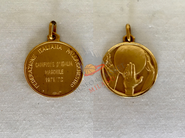 Tre spareggi consecutivi contro l'Ignis Varese per assegnare lo Scudetto; due medaglie d'argento intervallate da questa del metallo più prezioso. Arturo e compagni l'hanno messa al collo il 4 aprile 1972 al PalaEur di Roma nel combattutissimo 64-60 finale per il Simmenthal. Qualche settimana più tardi arrivò anche la vittoria in Coppa Italia a compimento di un meraviglioso 'triplete' meneghino. (foto Kenney, per gentile concessione del diretto interessato)