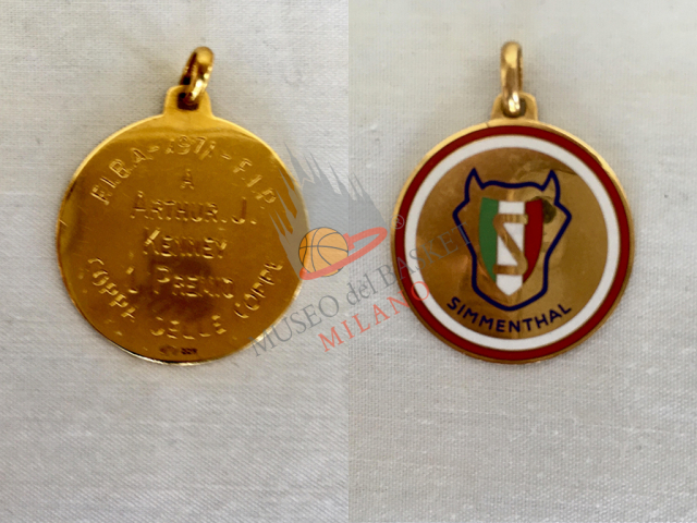 Non esisteva nel 1972 il trofeo di MVP della finale; ma per Arturo questa medaglia vale molto di più. A Salonicco il 23 marzo 1972 non solo ha segnato 23 punti nella vittoria 74-70 del Simmenthal contro la Stella Rossa, ma ha anche sfogato l'energia accumulata dopo gli episodi del 14 febbraio a Belgrado: espulso per aver difeso il proprio coach, fino a inseguire Slavnic sulle tribune. Il miglior modo per prendersi la rivincita  (foto Kenney, per gentile concessione del diretto interessato)