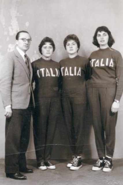 L’allenatore dell'Omsa Faenza Ernesto Miccoli posa con le tre nazionali faentine nel 1955 in occasione dell'incontro internazionale Italia - Austria del 3 aprile 
