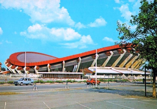 Il Palazzo dello Sport "il Palazzone" di Milano. Un tetto a sella non si era mai visto! Una nevicata come quella del 1985 non si era mai vista! Il palazzo dello sport non si è più visto!