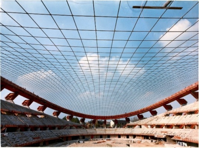 Interno del Palazzo dello Sport di S.Siro in fase di costruzione nel 1974. In evidenza le funi metalliche a sostegno del tetto; il cedimento di una zona di ancoraggio provocò il dissesto e l'invasione dell'acqua. Le funi comunque non si ruppero.