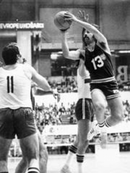 Plećaš (Plecas) in azione di tiro