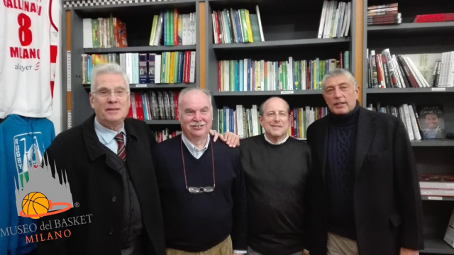 Giovedì 21 febbraio, Libreria dello Sport di Via Carducci a Milano: Flavio Vanetti, dopo la presentazione del suo libro 'Basket' (TAM Editore), riceve le congratulazioni da Giorgio Papetti (MDB-MI), Toni Cappellari e coach Fabrizio Frates (Foto MDB-MI)