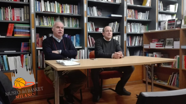 Flavio Vanetti alla presentazione del suo libro 'Basket' (TAM editore) presso la Libreria dello Sport a Milano, in compagnia di Toni Cappellari (foto MDB-MI)