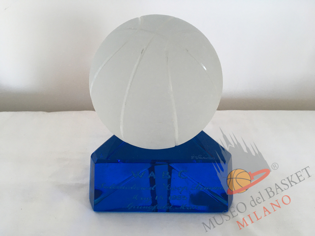 Altro oggetto di spiccato valore sentimentale per Art perchè è un dono speciale che ha ricevuto dall'amico Rubini: si tratta di un riconoscimento assegnato a Cesare Rubini dalla W.A.B.C., l'associazione mondiale degli allenatori di basket di cui il 'Principe' è stato per anni il Presidente. Un gesto di riconoscenza e stima che Rubini ha voluto dare a Kenney per averlo accompagnato sia nell'introduzione alla Hall of Fame di Basket a Springfield che a quella del nuoto a Fort Lauderdale (foto Kenney, per gentile concessione del diretto interessato)