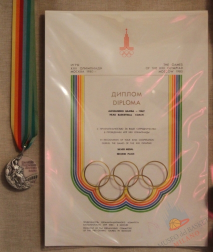 Diploma celebrativo e riproduzione della Medaglia d'Argento (allo staff tecnico non sono riconosciute medaglie) per il secondo posto ai Giochi Olimpici di Mosca 1980 con la Nazionale Italiana. Foto MDB-MI
