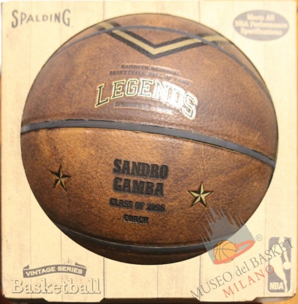 Ulteriore riconoscimento a Sandro Gamba come membro della Basketball Hall of Fame: il pallone personalizzato. Foto MDB-MI