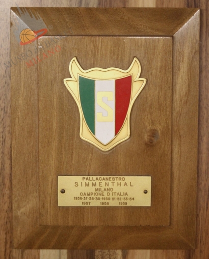 Targa celebrativa dei primi dodici Scudetti dell'Olimpia Milano, gli ultimi tre conquistati in maglia Simmenthal. Foto MDB-MI