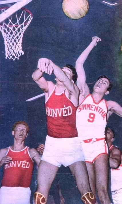 Sardagna a rimbalzo contro la Honved Budapest, una delle migliori squadre europee di fine anni '50
