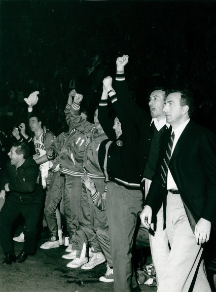 Simmenthal Campione d'Europa. Esulta Cattaneo mentre si riconoscono Vianello, Gamba e Rubini.