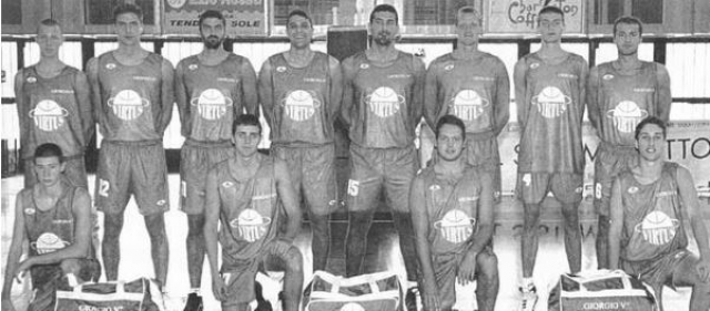 Massimo Sorrentino (ultimo in piedi a dx) nella Virtus Rieti del 2000/01 (fonte sito basketrieti.com)