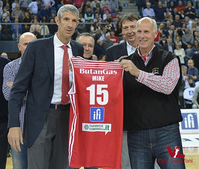 Mike Sylvester festeggiato all'Adriatic Arena l'8 ottobre 2017, in compagnia di Ario Costa e Walter Magnifico (foto di Luca Toni per gentile concessione della Victoria Libertas Pesaro)
