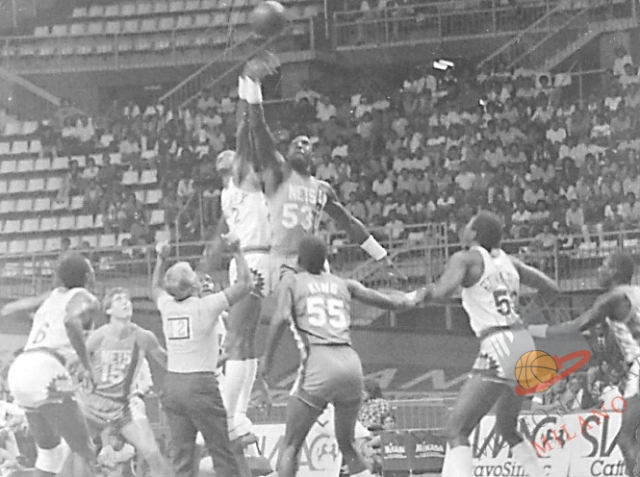 11 settembre 19: l'arbitro Earl Strom alza la contesa d'inizio della sfida tra i Phoenix Suns e i New Jersey Nets che assegna il primo posto al Torneo Open d'Italia; saltano Larry Nance (Suns) e Daryl Dawkins (Nets). Attorno a loro (da sinistra) Walter Davis (Suns), Jeff Turner (Nets), Albert King (Nets), James Edwards (Suns) e Micheal Ray Richardson (Nets).  - Foto MDB-MI