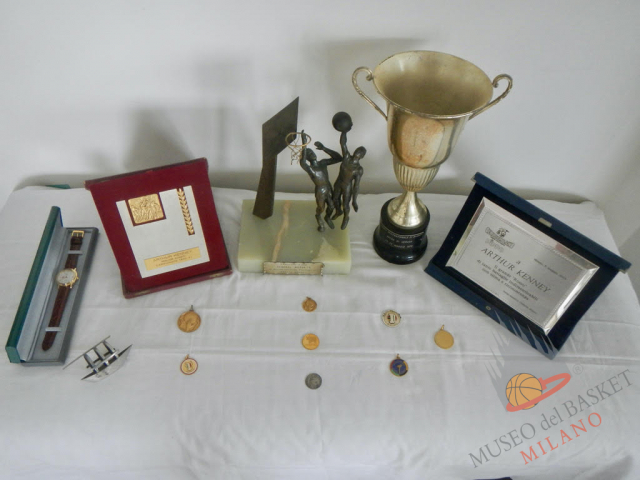 Una carrellata sui cimeli di Arturo nel suo periodo 'milanese'; spiccano le medaglie per le vittorie in Coppa delle Coppe (71 e 72), nel campionato 72, la Coppa Italia 72, per il secondo posto in campionato nel 1971, la targa della Hall of Fame dell'Olimpia Milano, la coppa del Miglior realizzatore del Torneo di Verona 1972 e anche l'Ambrogino d'Argento di cui Art è orgoglioso. (foto Kenney, per gentile concessione del diretto interessato) 