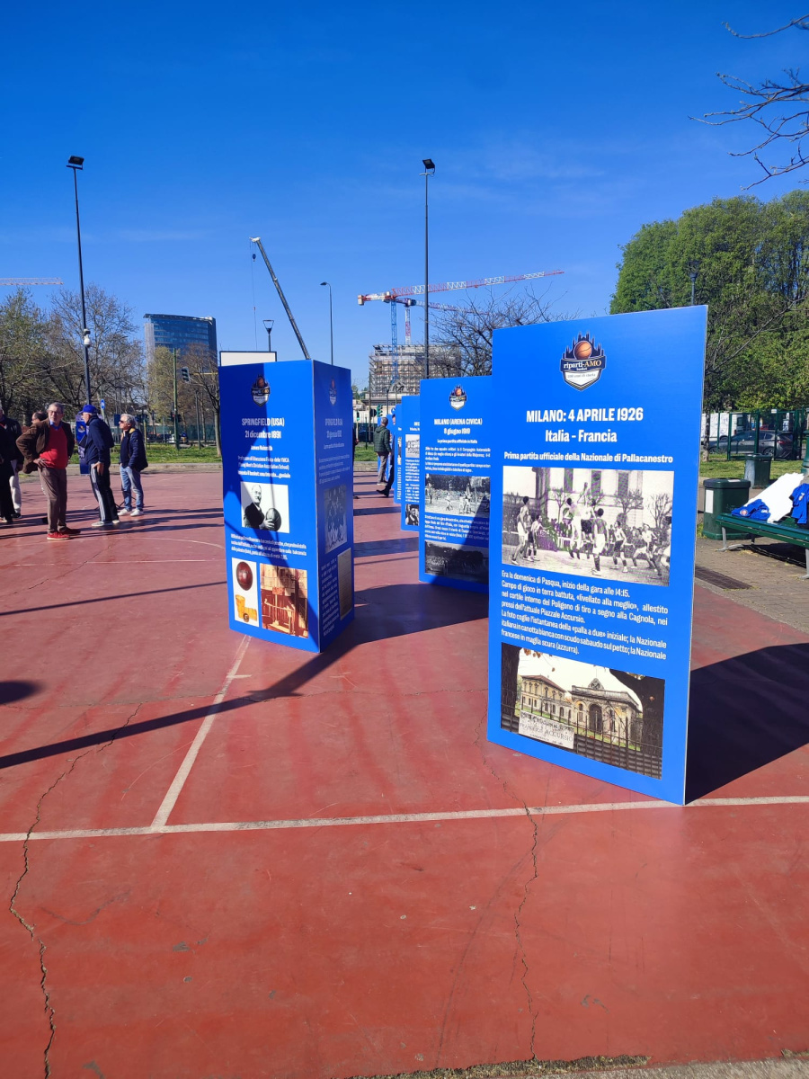 Panoramica sui totem allestiti in Piazzale Accursio il 4 aprile 2026 a celebrazione della prima partita della Nazionale Maggiore e realizzati in collaborazione con il Nostro Museo (foto MDB-MI)