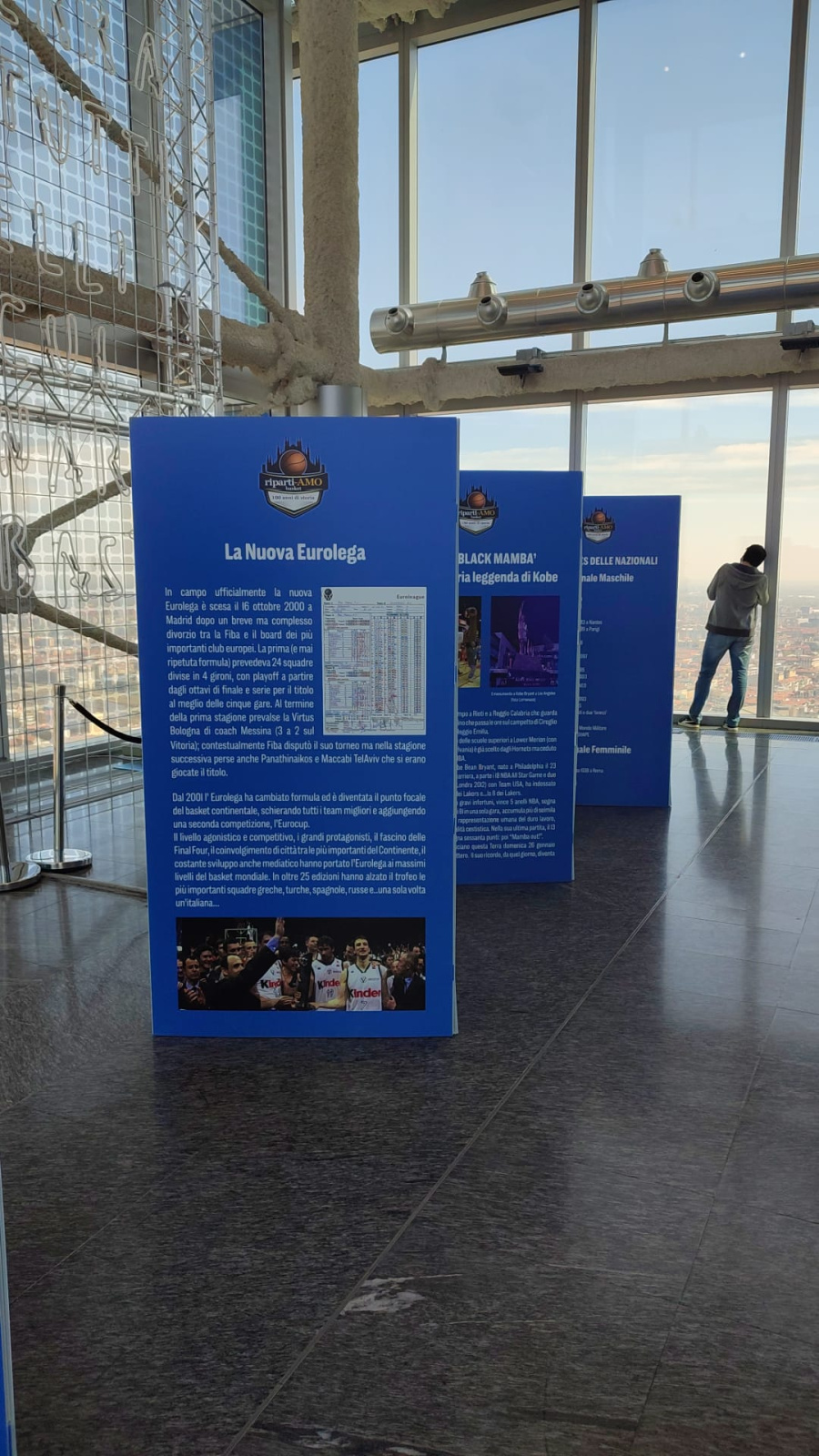 Dettaglio di uno dei totem realizzati dal Museo del Basket-Milano in occasione della celebrazione della prima partita della Nazionale Maggiore ed esposti al Palazzo della Regione Lombardia il 4 aprile 2026 (foto MDB-MI)