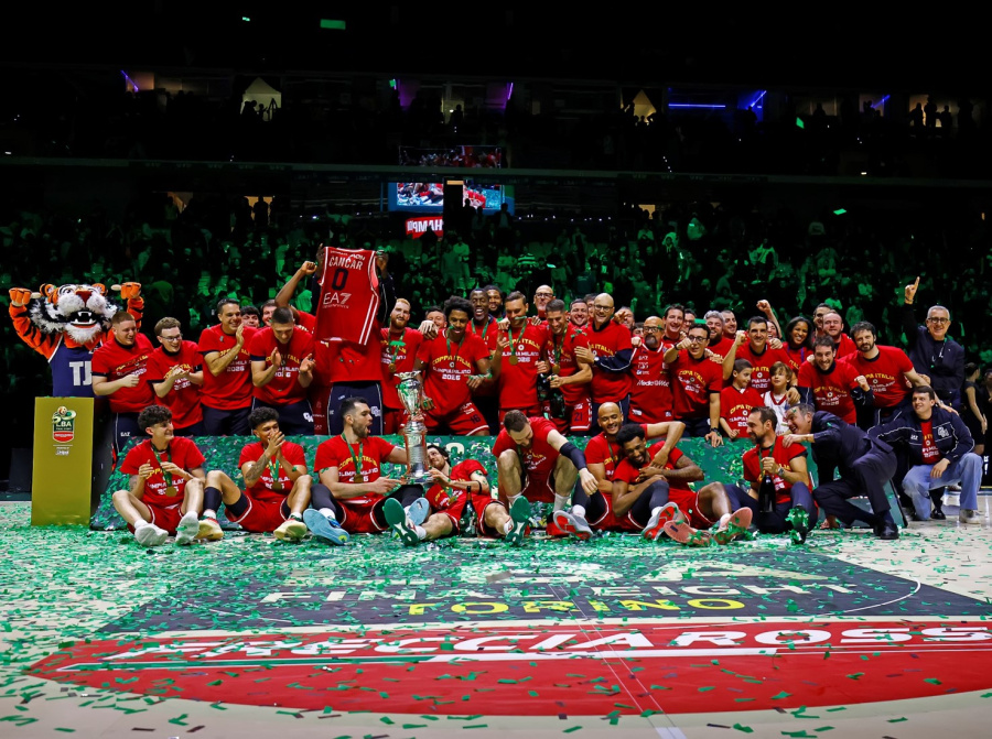 Foto di gruppo dell'Olimpia Milano alla premiazione della Coppa Italia 2026 (per gentile concessione di LBA)