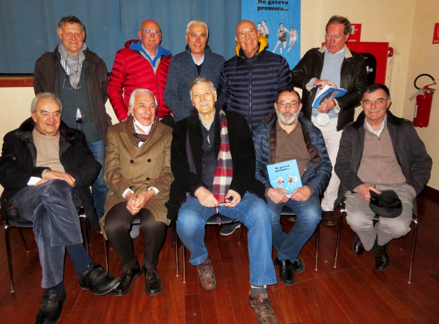 Paolo Vittori in compagni di amici alla presentazione del libro 'No gavevo premura' alla Sala UGG di Gorizia (per gentile concessione dell'autore del libro)